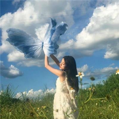 独家爆料：顶流男星机场牵手女助理，粉丝集体脱粉，一夜之间